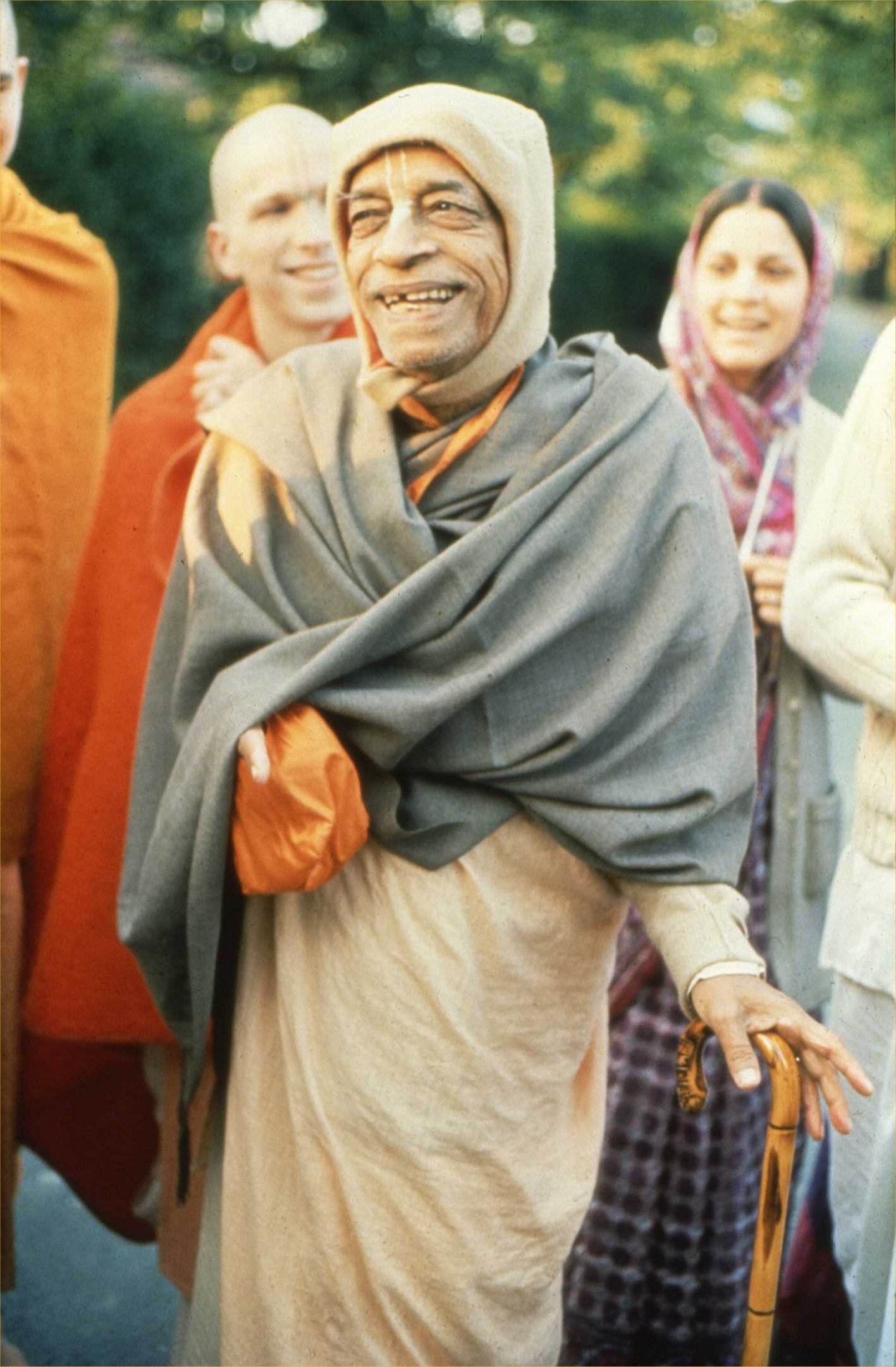 Srila Prabhupada durante una caminata con sus discípulos en Alemania, en junio de 1974